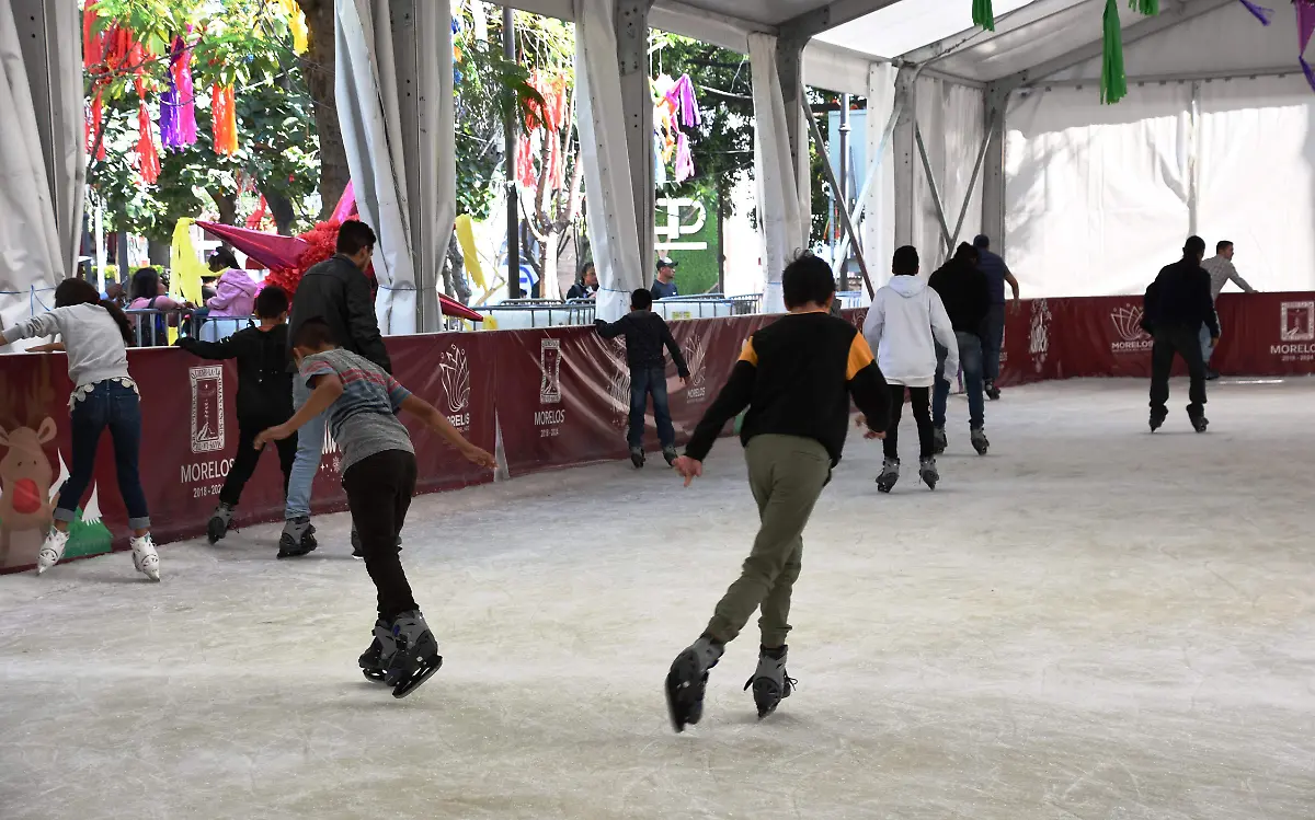 Chicos y grandes disfrutan de la pista de hielo instlada en Plaza de Armas Froylán Trujillo